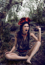 组图：周秀娜女山贼写真大片 露事业线野性美