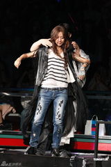 组图：陈綺贞小巨蛋开唱 脚踏车上场展独特摇滚风