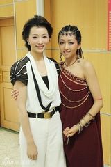 组图：央吉玛搞怪生活照曝光 点朱砂另类妆容