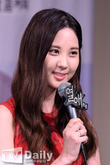 组图：少女时代徐贤红裙亮相《热恋》发布会