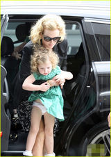 组图：妮可基德曼黑超遮面 穿印花裙带爱女度假