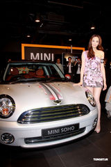 高清图：吴佩慈碎花礼服小露香肩 男友视频解相思苦