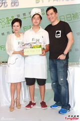 组图：司马燕同丈夫儿子参加活动 烹制美食