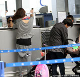 组图：蔡少芬携双女返港 行李超重逼疯辣妈