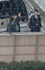 组图：李敏镐帅气抵沪 见粉丝亲切招手露笑容