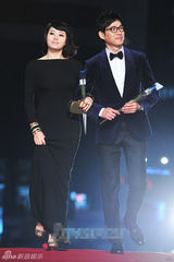 组图：金惠秀与刘俊相携手亮相青龙红毯