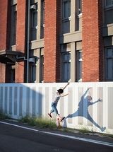 组图：东京浮游少女网络爆红 抛开压力自由跳跃