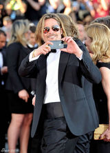 组图：皮特戛纳走秀长发黑超显帅气