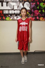 组图：群星红衣出席篮球赛 容祖儿李克勤又背又抱