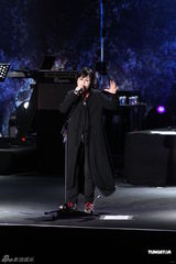 组图：小红莓乐队三度来台开唱 李心洁夫妇现身