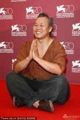 组图：《莫比乌斯》发布会 徐英雨献吻李恩宇