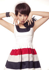 高清图：宁丹琳婚纱写真 尽显少女纯美娇柔 