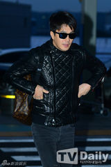 组图：权相佑赴塞班 黑衣加身黑超遮面帅酷