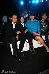 组图：王丽坤刘芸刘孜性感造型助阵活动