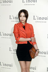 独家高清：张根硕撑品牌活动 少女时代允儿清纯