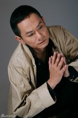 组图：影帝果静林新写真大变身尽显顽童风采