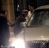 组图：李嘉欣深夜休闲装现身 与西装男投缘热聊