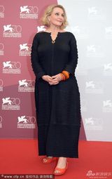 组图：《沙漠驼影》发布 女主角裙装显优雅大方