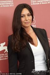 组图：《炎夏》记者会 贝鲁奇中性装亮相也妩媚