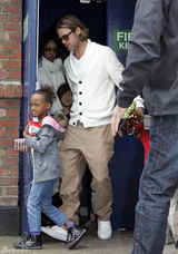 高清图：帅气老爸布拉德-皮特带孩子军团看电影