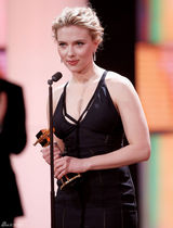 高清图：斯嘉丽-约翰逊黑色礼服亮相金摄影机奖