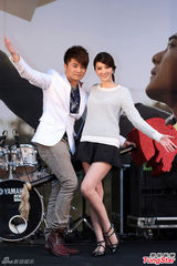 组图：吴亚馨拍吻戏调戏腼腆男 开火锅店圆梦