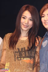 组图：SHE合体Selina被催生Hebe急当人妻