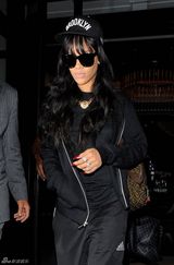 组图：蕾哈娜全身黑色运动装扮亮相伦敦