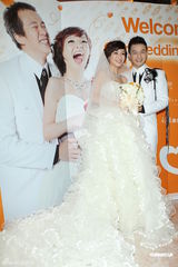 组图：歌手阿BEN闪婚现场热吻 罗志祥江美琪祝贺