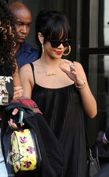 组图：蕾哈娜吊带裙现身英国激情献唱