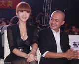 组图：柳岩透视装上演黑色诱惑 薄纱裙大秀美腿