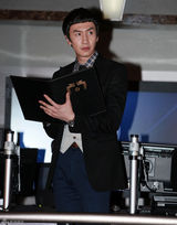 组图：李敏镐朴敏英具荷拉《城市猎人》公开拍摄