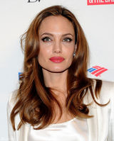 高清图：朱莉亮相世界妇女峰会白色西装搭黑裤