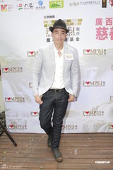 组图：陈豪出席慈善活动谈女友毫不避嫌