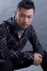 组图：张洪睿英伦装扮 展男人多面魅力