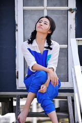 组图：小斯琴高娃海风写真悠然自得展迷人笑容