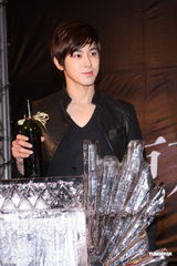 组图：东方神起帅气亮相台湾 昌珉大赞林志玲漂亮