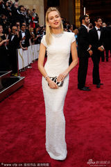 组图：娜奥米-沃茨红唇魅惑 白色礼服温和动人