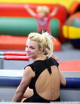 组图：小甜甜大露背幼儿园外接爱子上演天伦秀