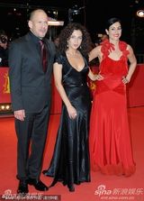 电影《口红》首映 女星Nataly娇艳夺目撅嘴吻导演