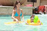 组图：幼齿妈咪比基尼秀巨乳 与女儿泳池嬉戏