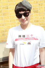 组图：何超仪首次参与饥馑活动 回应何超盈晕倒