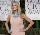 组图：69届金球奖海蒂-克拉姆蜜桃色礼服亮相