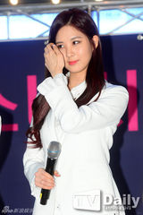 组图：少女时代亮相签售会 修身白衣靓丽抢镜