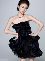 幻灯图：景甜上演甜蜜诱惑 时尚大片颇具潮人风范