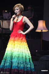 组图：容祖儿彩虹服装唱响伦敦 众人捧场激动而泣