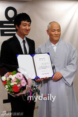 组图：韩星朴海日担任首尔老年人电影节形象大使