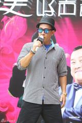 组图：张杰陈小春齐聚KTV 曝谢娜是麦霸