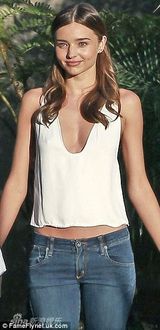 组图：米兰达化身邻家女孩 真空上阵激凸秀乳沟