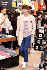 组图：SHINee等众星亮相时装品牌开店仪式